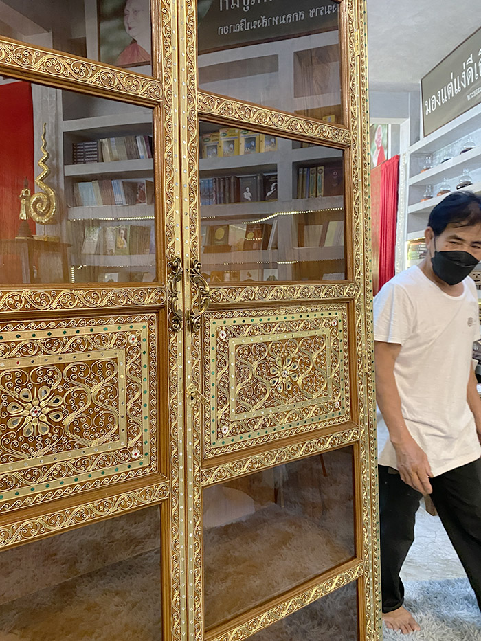 ตู้พระไตรปิฎกไม้สักทั้งหลัง คาดไม้สัก เดินลายเส้นทองกลางตู้ เพิ่มความสวยงามและแข็งแรง อย่างมีเอกลักษณ์