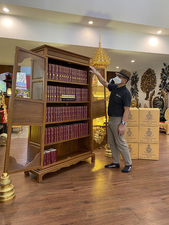 ตู้พระไตรปิฎกไม้สัก สำหรับ หนังสือพระไตรปิฎก 
จำนวน 91 เล่ม ราคาเฉพาะตู้พระไตรปิฎกหลังนี้ ราคา 30000 บาท