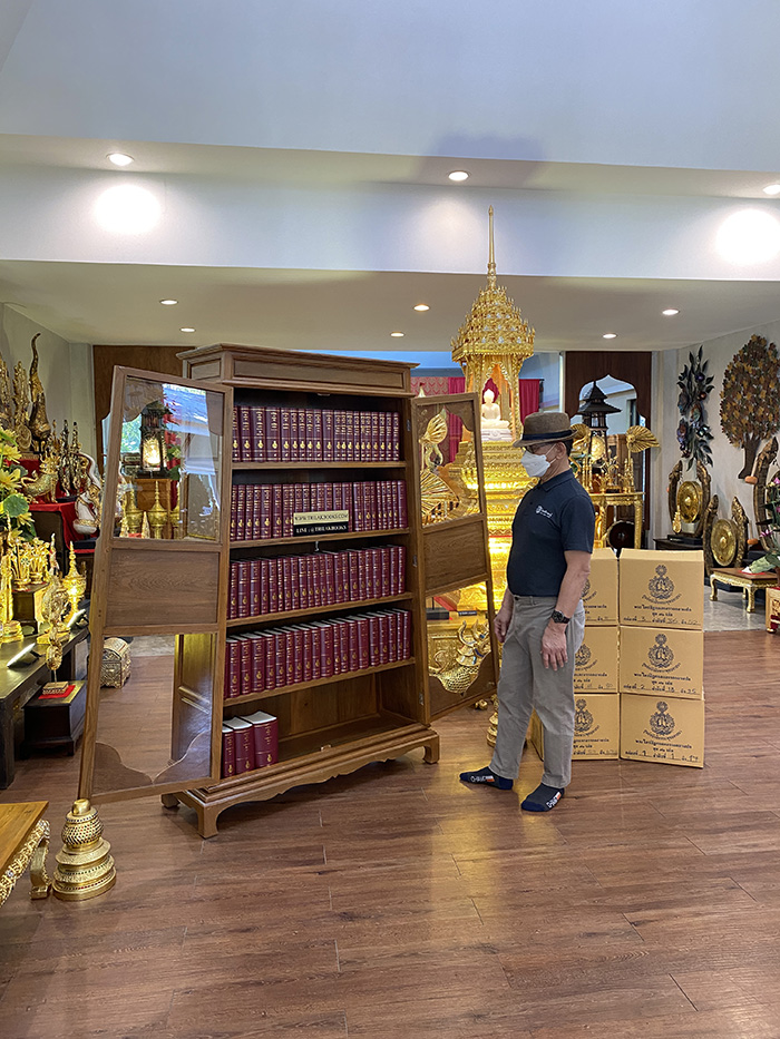 ตู้พระไตรปิฎกไม้สัก สำหรับ หนังสือพระไตรปิฎก 
จำนวน 91 เล่ม ราคาเฉพาะตู้พระไตรปิฎกหลังนี้ ราคา 30000 บาท