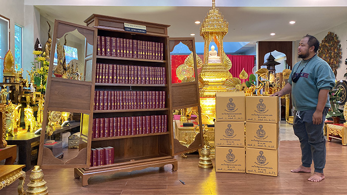 ตู้พระไตรปิฎกไม้สัก สำหรับ หนังสือพระไตรปิฎก 
จำนวน 91 เล่ม ราคาเฉพาะตู้พระไตรปิฎกหลังนี้ ราคา 30000 บาท