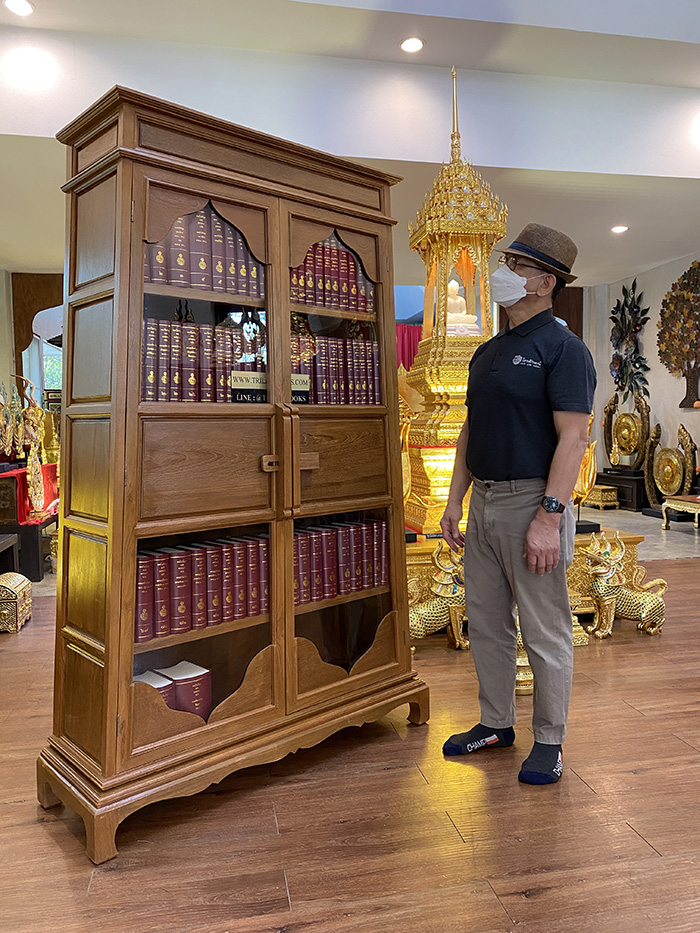 ตู้พระไตรปิฎกไม้สัก สำหรับ หนังสือพระไตรปิฎก 
จำนวน 91 เล่ม ราคาเฉพาะตู้พระไตรปิฎกหลังนี้ ราคา 30000 บาท