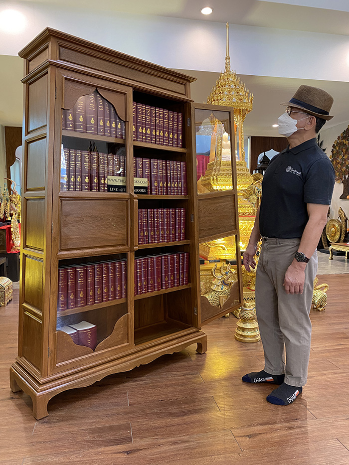 ตู้พระไตรปิฎกไม้สัก สำหรับ หนังสือพระไตรปิฎก 
จำนวน 91 เล่ม ราคาเฉพาะตู้พระไตรปิฎกหลังนี้ ราคา 30000 บาท