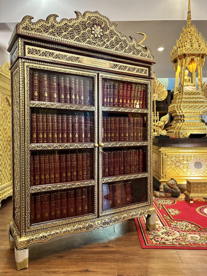ตู้พระไตรปิฎกสีแดงลายทองประดับจั่วด้านบน เหมาะสำหรับ ใส่หนังสือพระไตรปิฎกภาษาไทย 91 เล่ม โดยมหามกุฏราชวิทยาลัย ตู้พระไตรปิฎกสีแดงลายทองประดับจั่วด้านบน เหมาะสำหรับ ใส่หนังสือพระไตรปิฎกภาษาไทย 91 เล่ม โดยมหามกุฏราชวิทยาลัย