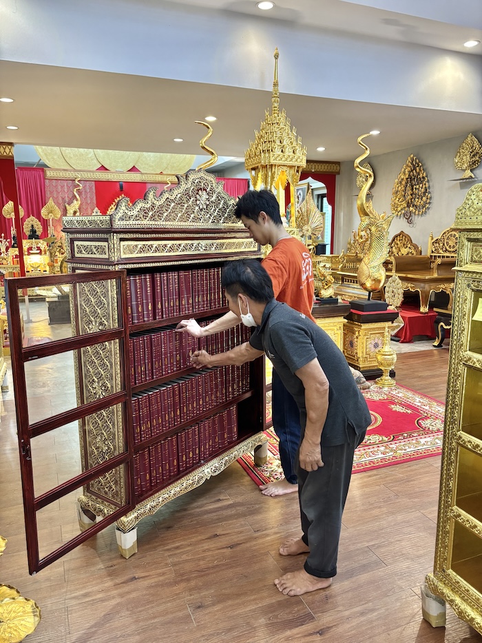 ตู้พระไตรปิฎกสีแดงลายทองประดับจั่วด้านบน เหมาะสำหรับ ใส่หนังสือพระไตรปิฎกภาษาไทย 91 เล่ม โดยมหามกุฏราชวิทยาลัย ตู้พระไตรปิฎกสีแดงลายทองประดับจั่วด้านบน เหมาะสำหรับ ใส่หนังสือพระไตรปิฎกภาษาไทย 91 เล่ม โดยมหามกุฏราชวิทยาลัย