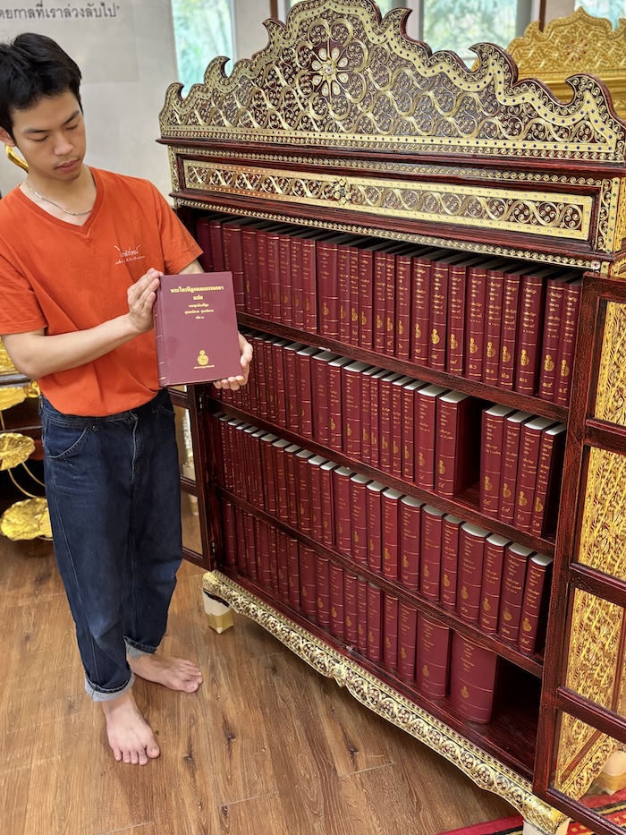 ตู้พระไตรปิฎกสีแดงลายทองประดับจั่วด้านบน เหมาะสำหรับ ใส่หนังสือพระไตรปิฎกภาษาไทย 91 เล่ม โดยมหามกุฏราชวิทยาลัย ตู้พระไตรปิฎกสีแดงลายทองประดับจั่วด้านบน เหมาะสำหรับ ใส่หนังสือพระไตรปิฎกภาษาไทย 91 เล่ม โดยมหามกุฏราชวิทยาลัย