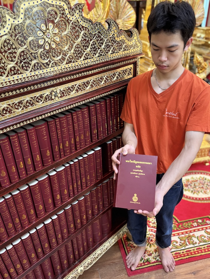 ตู้พระไตรปิฎกสีแดงลายทองประดับจั่วด้านบน เหมาะสำหรับ ใส่หนังสือพระไตรปิฎกภาษาไทย 91 เล่ม โดยมหามกุฏราชวิทยาลัย ตู้พระไตรปิฎกสีแดงลายทองประดับจั่วด้านบน เหมาะสำหรับ ใส่หนังสือพระไตรปิฎกภาษาไทย 91 เล่ม โดยมหามกุฏราชวิทยาลัย