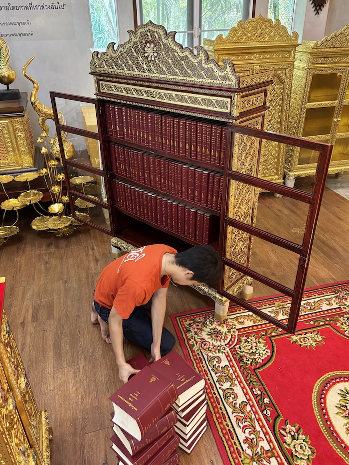 ตู้พระไตรปิฎกสีแดงลายทองประดับจั่วด้านบน เหมาะสำหรับ ใส่หนังสือพระไตรปิฎกภาษาไทย 91 เล่ม โดยมหามกุฏราชวิทยาลัย ตู้พระไตรปิฎกสีแดงลายทองประดับจั่วด้านบน เหมาะสำหรับ ใส่หนังสือพระไตรปิฎกภาษาไทย 91 เล่ม โดยมหามกุฏราชวิทยาลัย