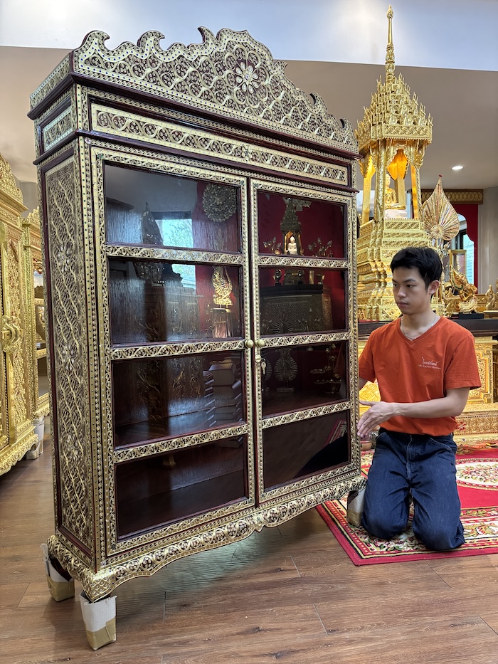 ตู้พระไตรปิฎกสีแดงลายทองประดับจั่วด้านบน เหมาะสำหรับ ใส่หนังสือพระไตรปิฎกภาษาไทย 91 เล่ม โดยมหามกุฏราชวิทยาลัย ตู้พระไตรปิฎกสีแดงลายทองประดับจั่วด้านบน เหมาะสำหรับ ใส่หนังสือพระไตรปิฎกภาษาไทย 91 เล่ม โดยมหามกุฏราชวิทยาลัย