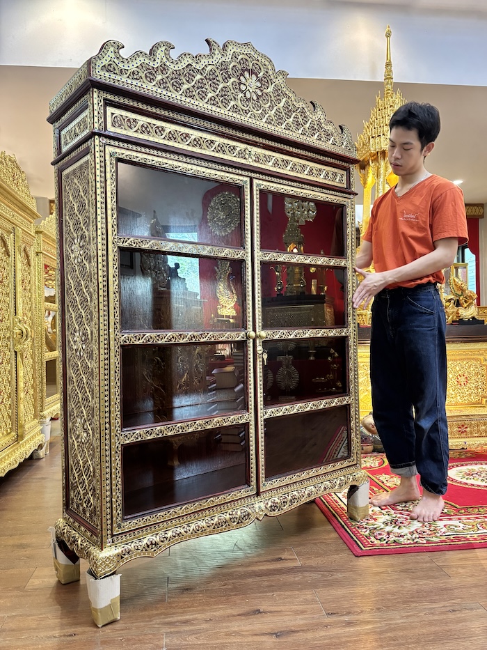 ตู้พระไตรปิฎกสีแดงลายทองประดับจั่วด้านบน เหมาะสำหรับ ใส่หนังสือพระไตรปิฎกภาษาไทย 91 เล่ม โดยมหามกุฏราชวิทยาลัย ตู้พระไตรปิฎกสีแดงลายทองประดับจั่วด้านบน เหมาะสำหรับ ใส่หนังสือพระไตรปิฎกภาษาไทย 91 เล่ม โดยมหามกุฏราชวิทยาลัย