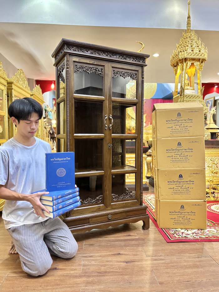 ตู้พระไตรปิฎกไม้สักแท้ 12000 สำหรับบรรจุพระไตรปิฎกภาษาไทย 45 เล่ม และ สยามารัฐ