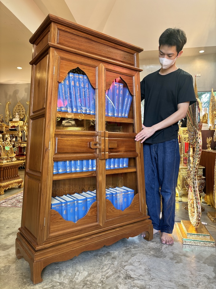 ตู้พระไตรปิฎก ไม้สัก ทรงสี่เหลี่ยมคางหมู บรรจุพระไตรปิฎกไม้สักภาษาไทย ตู้พระไตรปิฎก ไม้สัก ทรงสี่เหลี่ยมคางหมู บรรจุพระไตรปิฎกไม้สักภาษาไทย