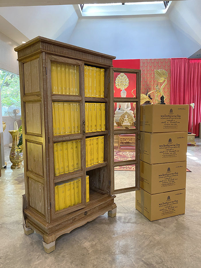 ตู้พระไตรปิฎก ไม้สักสีเสี้ยนขาว สำหรับ หนังสือพระไตรปิฎกภาษาไทย ตู้พระไตรปิฎก ไม้สักสีเสี้ยนขาว สำหรับ หนังสือพระไตรปิฎกภาษาไทย
