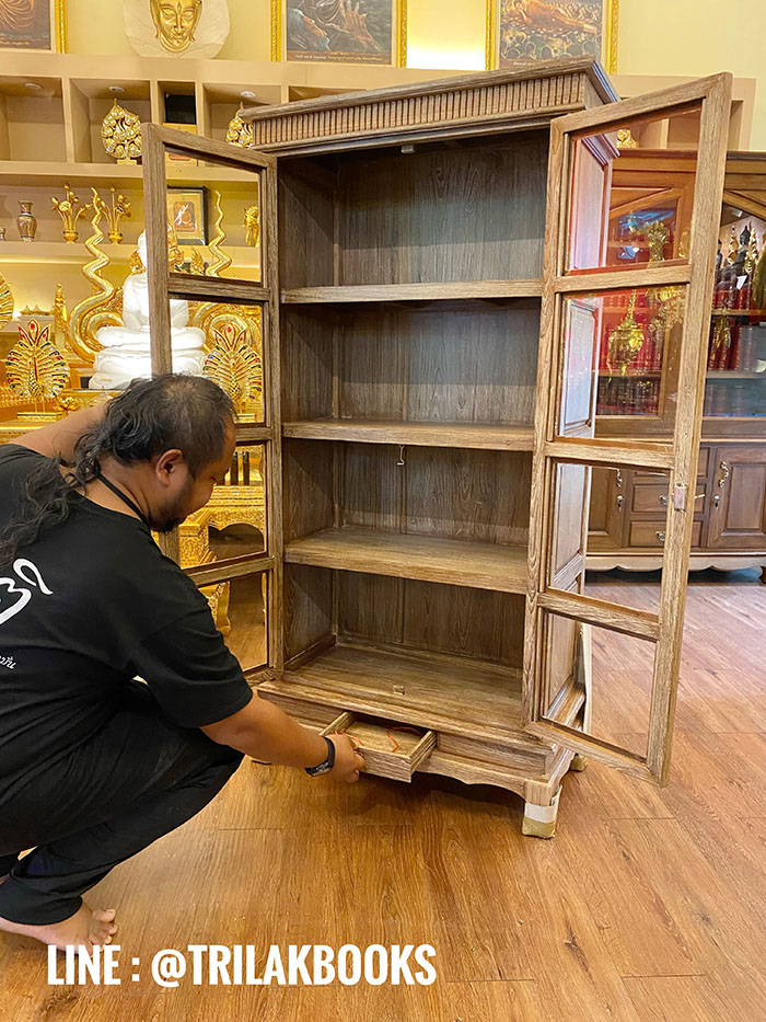 ตู้พระไตรปิฎก ไม้สักทรงตรง
ด้านข้างผนึกด้วยไม้สักทึบ 2 ด้าน แข็งแรงทนทาน
ทำสีพิเศษ "สีเสี้ยนขาว" สำหรับพระไตรปิฎก 45 เล่มไทย ตู้พระไตรปิฎก ไม้สักทรงตรง
ด้านข้างผนึกด้วยไม้สักทึบ 2 ด้าน แข็งแรงทนทาน
ทำสีพิเศษ "สีเสี้ยนขาว" สำหรับพระไตรปิฎก 45 เล่มไทย