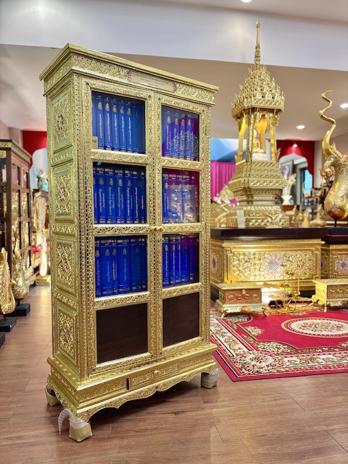 ตู้ไม้สักปิดทอง สำหรรับบรรจุหนังสือพระไตรปิฎก ภาษาไทย ตู้ไม้สักปิดทอง สำหรรับบรรจุหนังสือพระไตรปิฎก ภาษาไทย