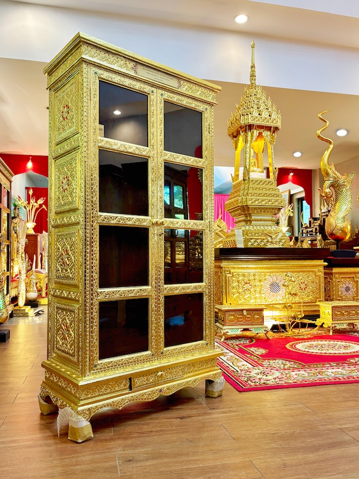 ตู้พระไตรปิฎกไม้สักแท้ปิดทอง สำหรับบรรจุหนังสือพระไตรปิฎก ภาษาไทย 45 เล่ม ตู้พระไตรปิฎกไม้สักแท้ปิดทอง สำหรับบรรจุหนังสือพระไตรปิฎก ภาษาไทย 45 เล่ม