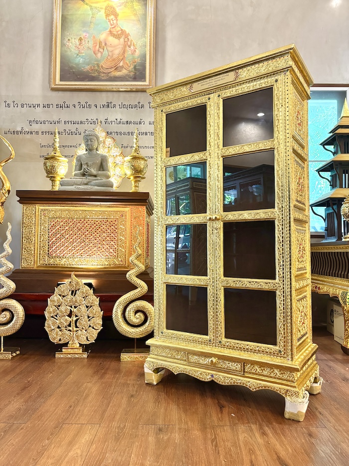 ตู้พระไตรปิฎกไม้สักแท้ปิดทอง สำหรับบรรจุหนังสือพระไตรปิฎก ภาษาไทย 45 เล่ม ตู้พระไตรปิฎกไม้สักแท้ปิดทอง สำหรับบรรจุหนังสือพระไตรปิฎก ภาษาไทย 45 เล่ม