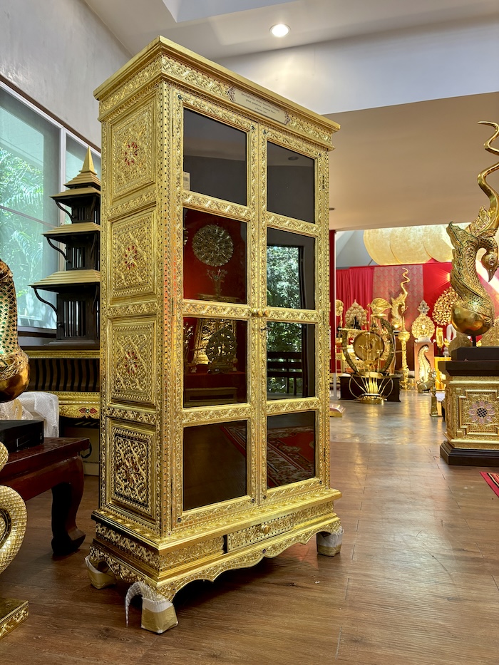 ตู้พระไตรปิฎกไม้สักแท้ปิดทอง สำหรับบรรจุหนังสือพระไตรปิฎก ภาษาไทย 45 เล่ม ตู้พระไตรปิฎกไม้สักแท้ปิดทอง สำหรับบรรจุหนังสือพระไตรปิฎก ภาษาไทย 45 เล่ม