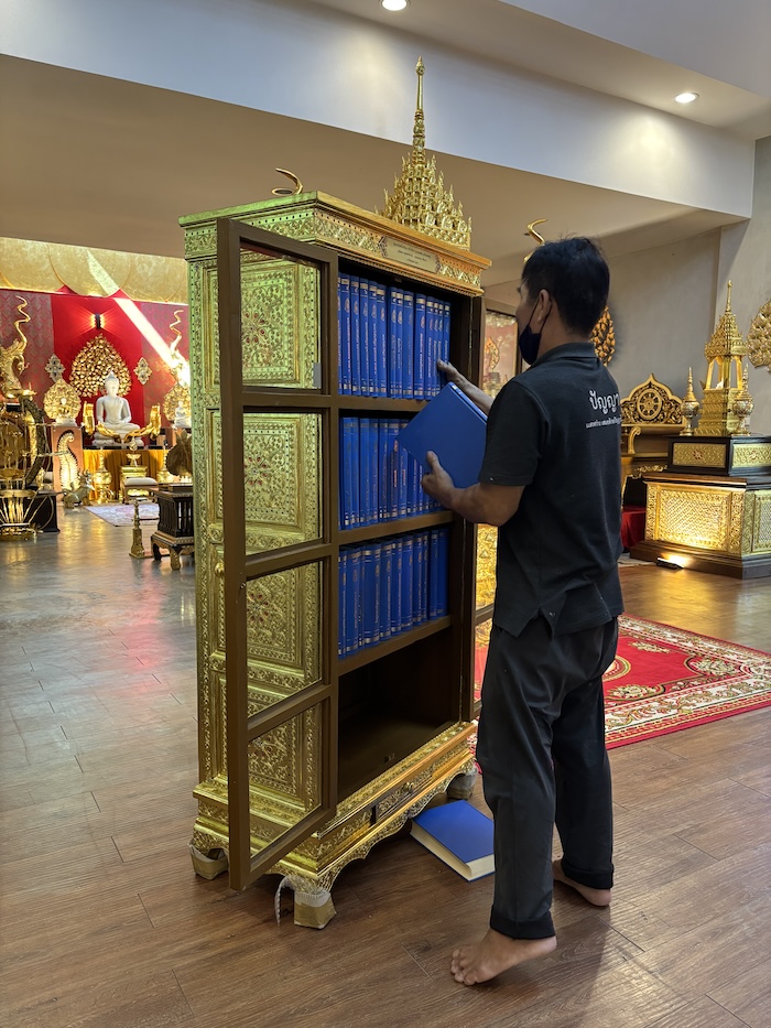 ตู้พระไตรปิฎกไม้สักแท้ปิดทอง สำหรับบรรจุหนังสือพระไตรปิฎก ภาษาไทย 45 เล่ม ตู้พระไตรปิฎกไม้สักแท้ปิดทอง สำหรับบรรจุหนังสือพระไตรปิฎก ภาษาไทย 45 เล่ม
