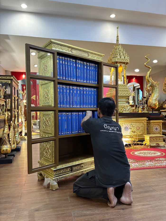 ตู้พระไตรปิฎกไม้สักแท้ปิดทอง สำหรับบรรจุหนังสือพระไตรปิฎก ภาษาไทย 45 เล่ม ตู้พระไตรปิฎกไม้สักแท้ปิดทอง สำหรับบรรจุหนังสือพระไตรปิฎก ภาษาไทย 45 เล่ม