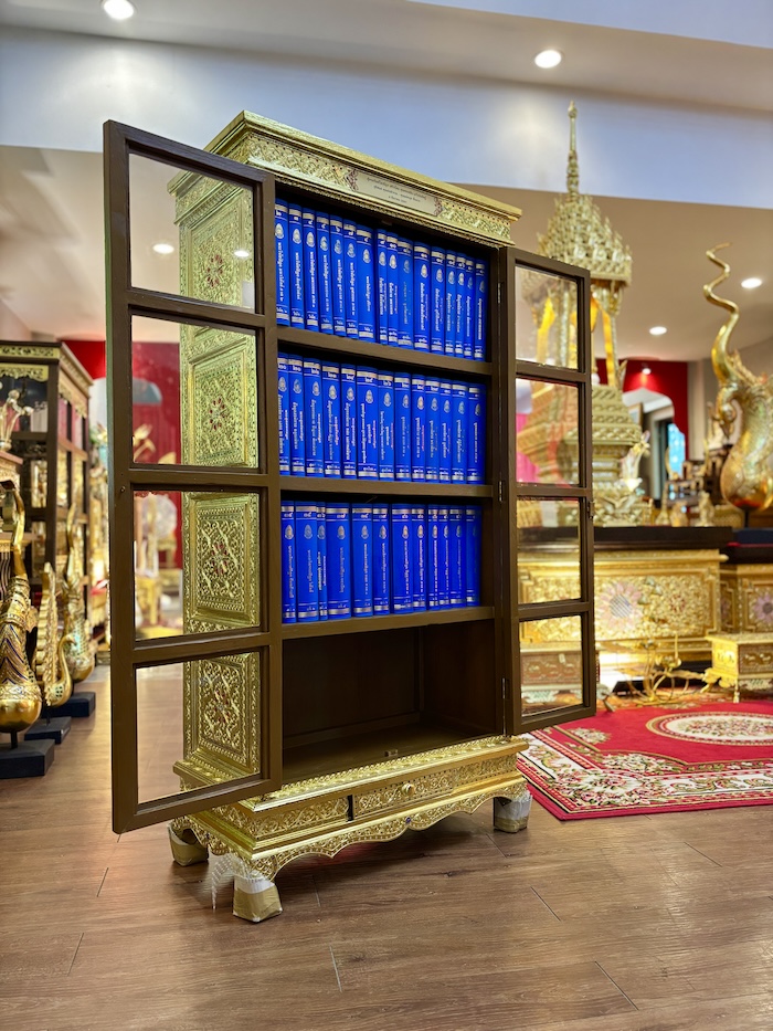 ตู้พระไตรปิฎกไม้สักแท้ปิดทอง สำหรับบรรจุหนังสือพระไตรปิฎก ภาษาไทย 45 เล่ม ตู้พระไตรปิฎกไม้สักแท้ปิดทอง สำหรับบรรจุหนังสือพระไตรปิฎก ภาษาไทย 45 เล่ม