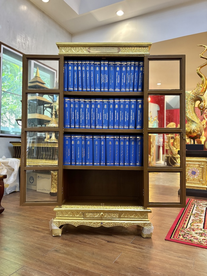 ตู้พระไตรปิฎกไม้สักแท้ปิดทอง สำหรับบรรจุหนังสือพระไตรปิฎก ภาษาไทย 45 เล่ม ตู้พระไตรปิฎกไม้สักแท้ปิดทอง สำหรับบรรจุหนังสือพระไตรปิฎก ภาษาไทย 45 เล่ม