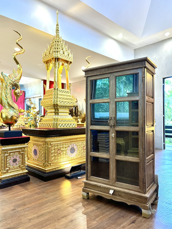 ตู้พระไตรปิฎก หลังนี้ ด้านข้างผนึก ด้วยไม้สัก ทั้งสองด้าน กระจกด้านหน้า 8 บาน ตู้พระไตรปิฎก หลังนี้ ด้านข้างผนึก ด้วยไม้สัก ทั้งสองด้าน กระจกด้านหน้า 8 บาน