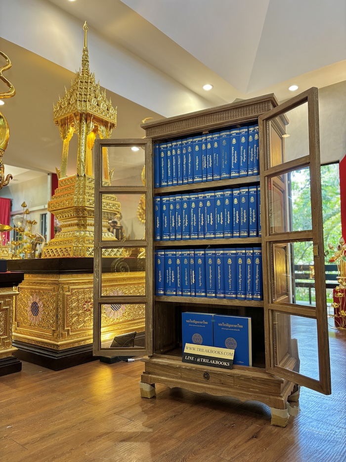 ตู้พระไตรปิฎก หลังนี้ ด้านข้างผนึก ด้วยไม้สัก ทั้งสองด้าน กระจกด้านหน้า 8 บาน ตู้พระไตรปิฎก หลังนี้ ด้านข้างผนึก ด้วยไม้สัก ทั้งสองด้าน กระจกด้านหน้า 8 บาน