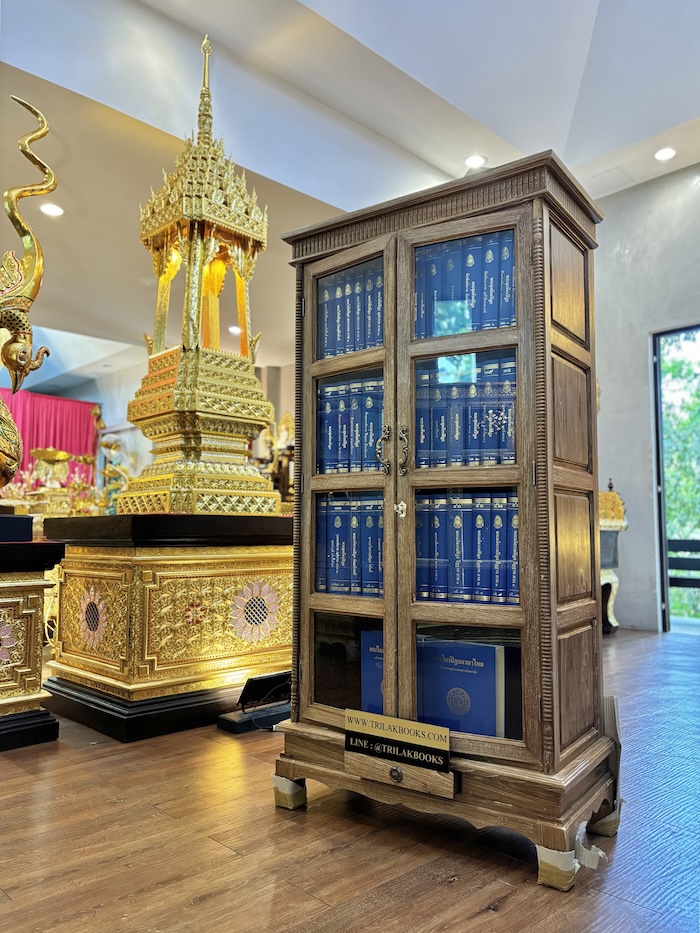 ตู้พระไตรปิฎก หลังนี้ ด้านข้างผนึก ด้วยไม้สัก ทั้งสองด้าน กระจกด้านหน้า 8 บาน ตู้พระไตรปิฎก หลังนี้ ด้านข้างผนึก ด้วยไม้สัก ทั้งสองด้าน กระจกด้านหน้า 8 บาน