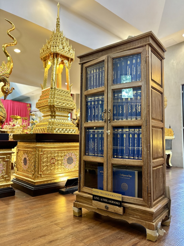 ตู้พระไตรปิฎก หลังนี้ ด้านข้างผนึก ด้วยไม้สัก ทั้งสองด้าน กระจกด้านหน้า 8 บาน ตู้พระไตรปิฎก หลังนี้ ด้านข้างผนึก ด้วยไม้สัก ทั้งสองด้าน กระจกด้านหน้า 8 บาน