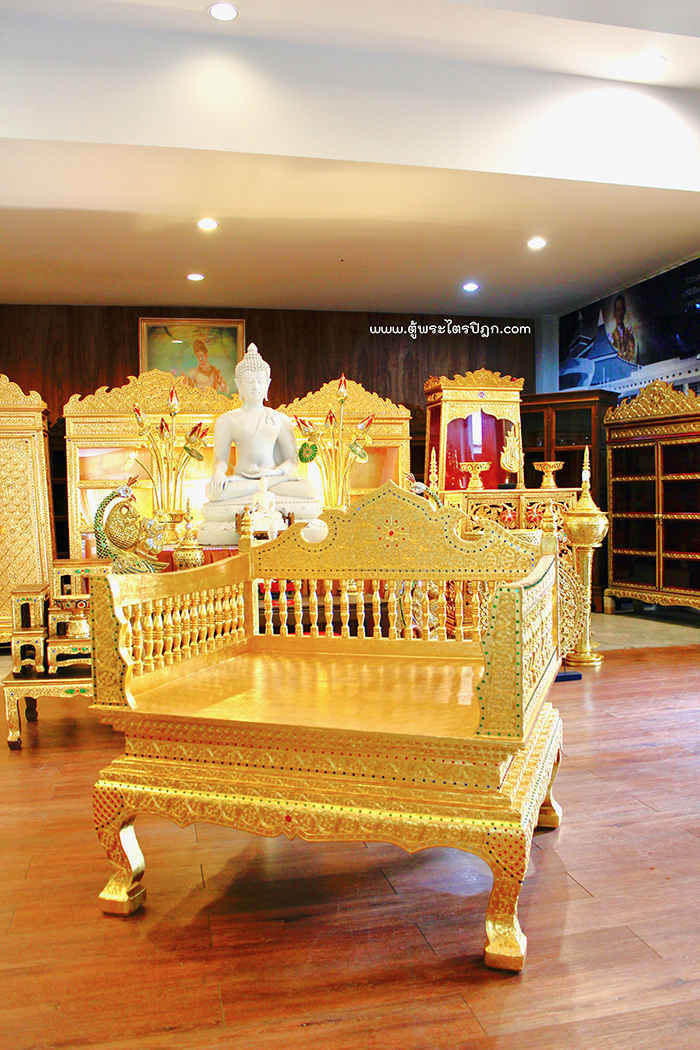 ธรรมาสน์ ไม้สักทั้งหลัง วิจิตรบรรจงด้วยงาน ลงรักปิดทองทั้งหลัง เดินลายเส้นทอง ประดับกระจกสี ราคา 23,000 บาท