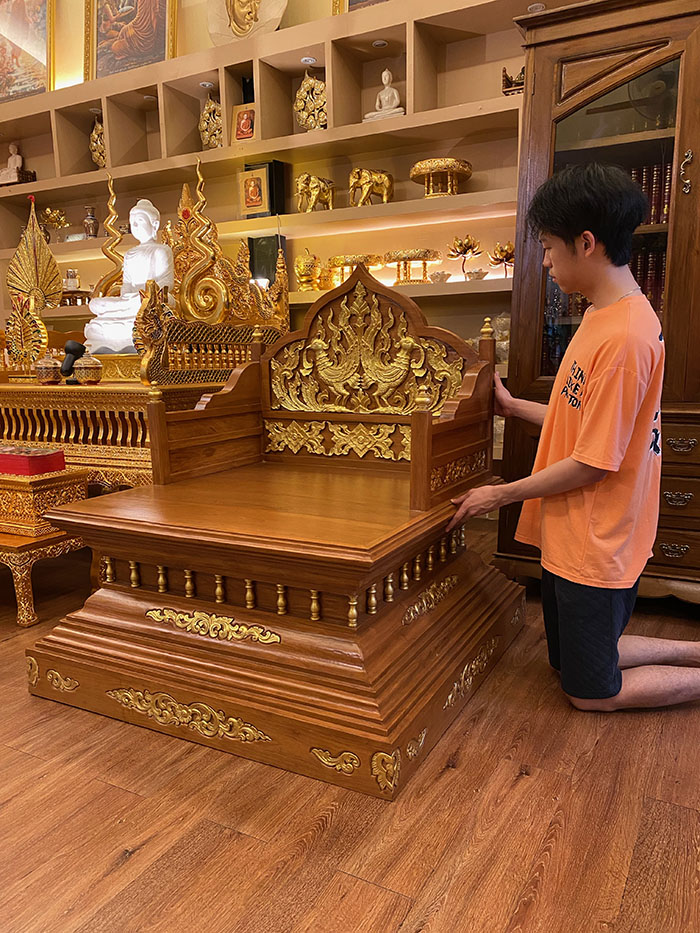 ธรรมาสน์ไม้สักแกะสลักทั้งหลัง