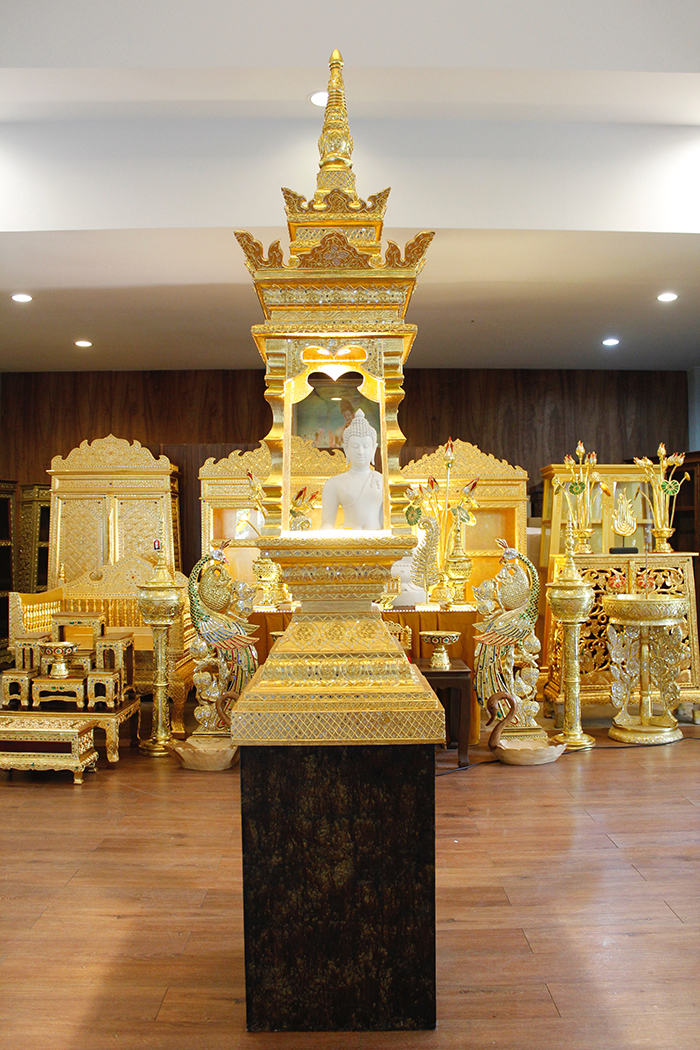 บุษบก ไม้สักลงรักปิดทอง สำหรับตกแต่งห้องพระ ราคา 35000 บาท บุษบก ไม้สักลงรักปิดทอง สำหรับตกแต่งห้องพระ ราคา 35000 บาท