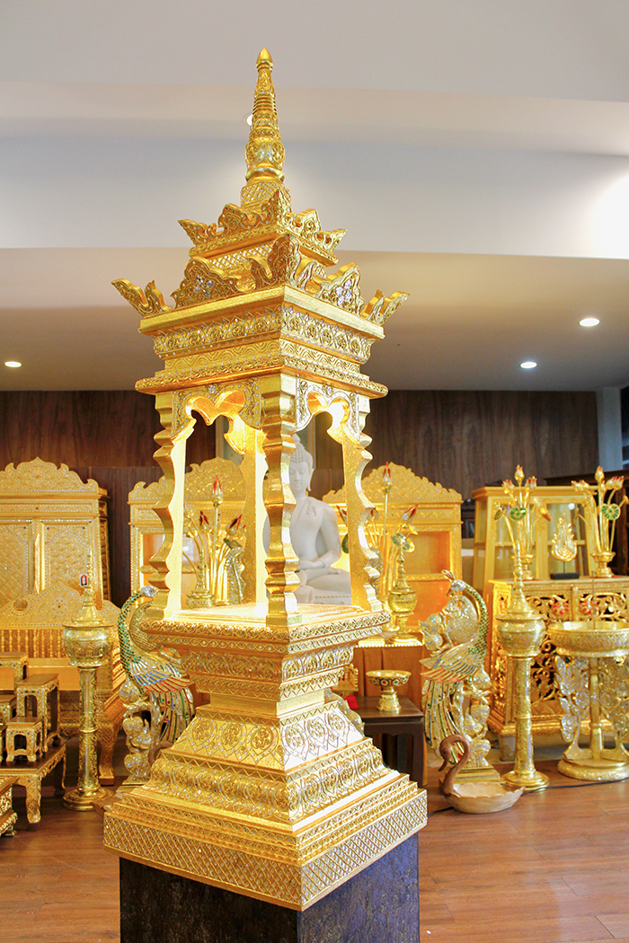 บุษบก ไม้สักลงรักปิดทอง สำหรับตกแต่งห้องพระ ราคา 35000 บาท บุษบก ไม้สักลงรักปิดทอง สำหรับตกแต่งห้องพระ ราคา 35000 บาท