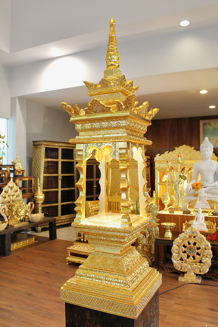 บุษบก ไม้สักลงรักปิดทอง สำหรับตกแต่งห้องพระ ราคา 35000 บาท บุษบก ไม้สักลงรักปิดทอง สำหรับตกแต่งห้องพระ ราคา 35000 บาท