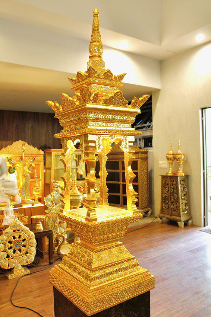 บุษบก ไม้สักลงรักปิดทอง สำหรับตกแต่งห้องพระ ราคา 35000 บาท บุษบก ไม้สักลงรักปิดทอง สำหรับตกแต่งห้องพระ ราคา 35000 บาท