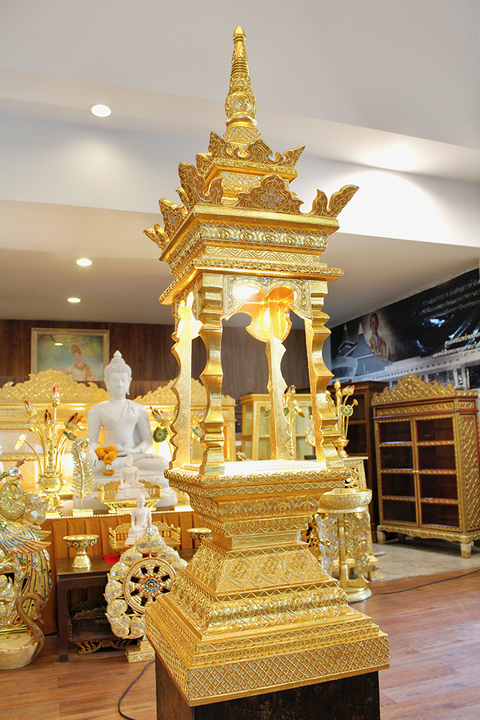 บุษบก ไม้สักลงรักปิดทอง สำหรับตกแต่งห้องพระ ราคา 35000 บาท บุษบก ไม้สักลงรักปิดทอง สำหรับตกแต่งห้องพระ ราคา 35000 บาท