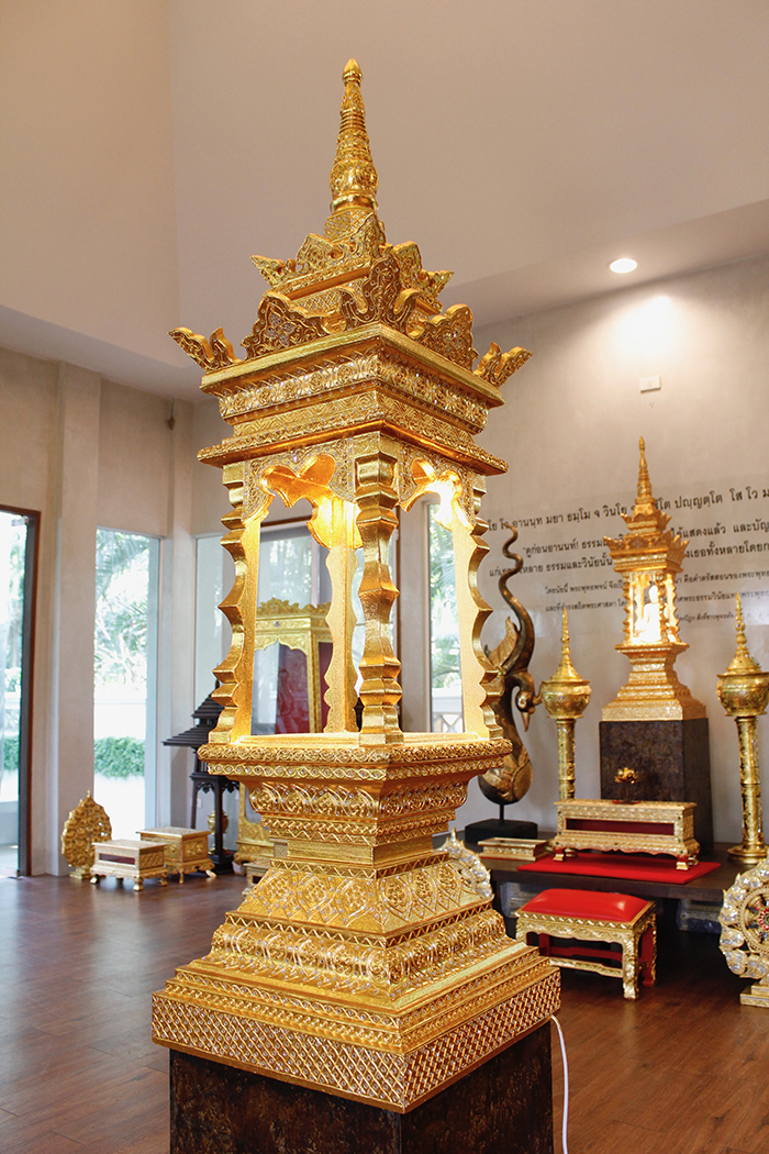 บุษบก ไม้สักลงรักปิดทอง สำหรับตกแต่งห้องพระ ราคา 35000 บาท บุษบก ไม้สักลงรักปิดทอง สำหรับตกแต่งห้องพระ ราคา 35000 บาท