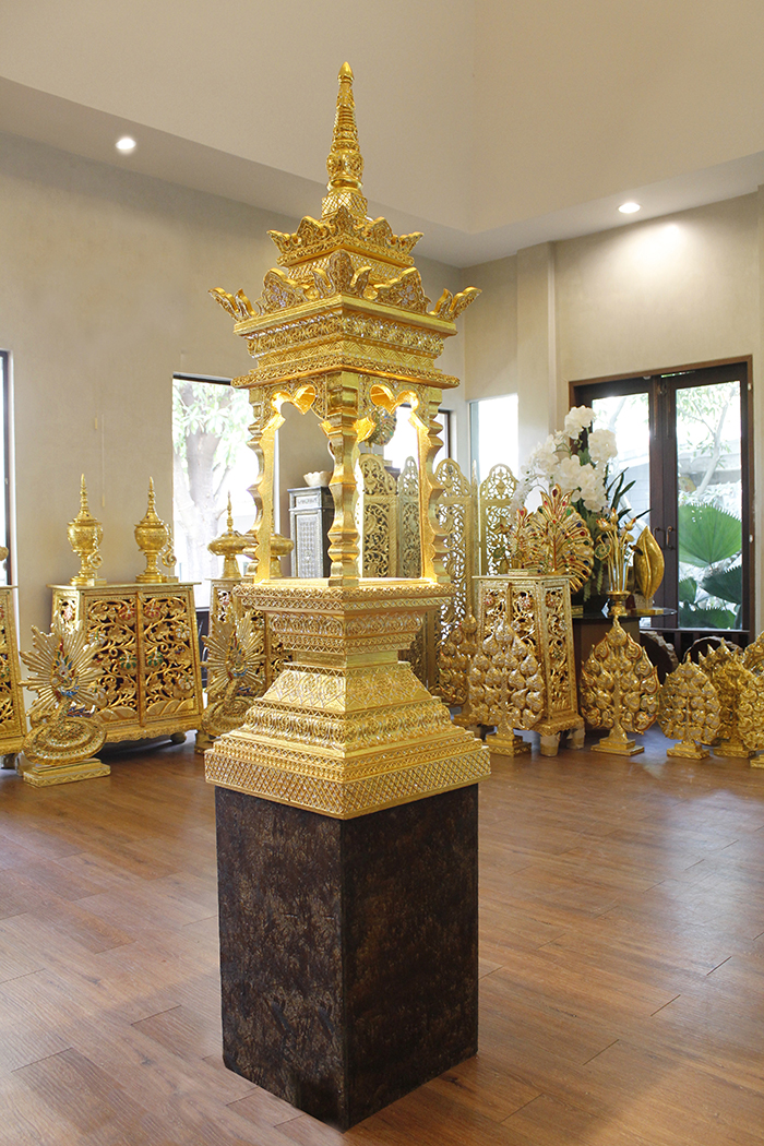 บุษบก ไม้สักลงรักปิดทอง สำหรับตกแต่งห้องพระ ราคา 35000 บาท บุษบก ไม้สักลงรักปิดทอง สำหรับตกแต่งห้องพระ ราคา 35000 บาท