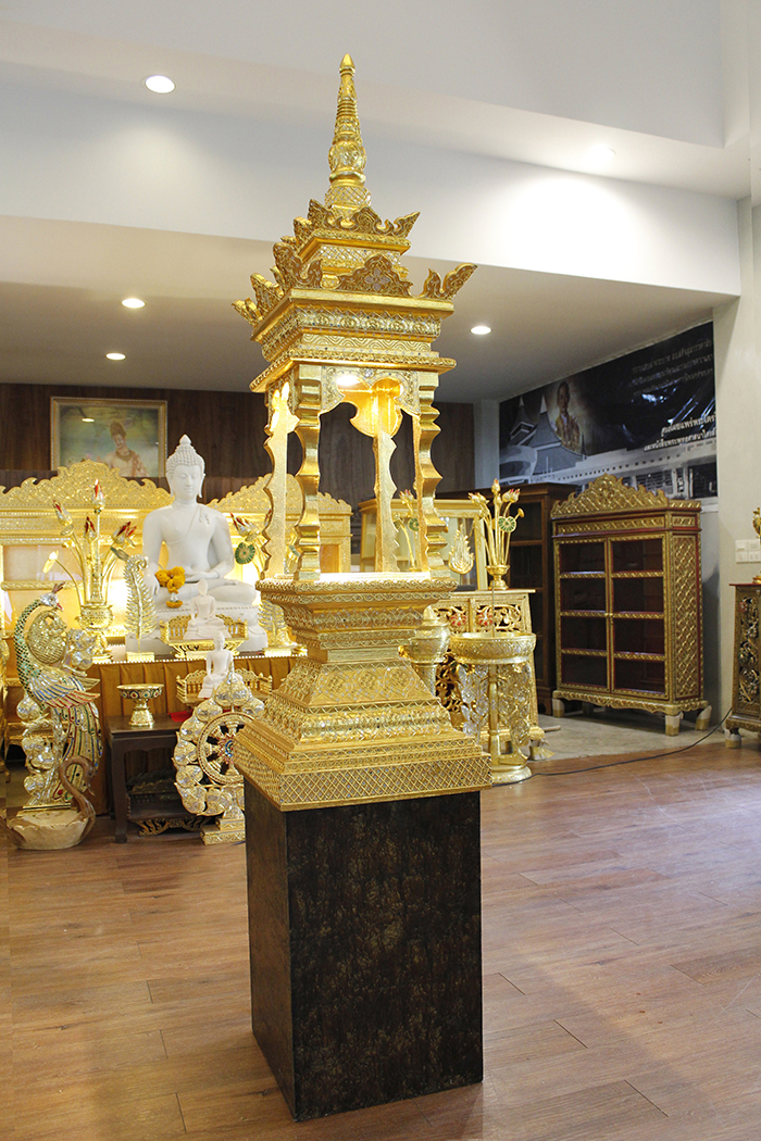 บุษบก ไม้สักลงรักปิดทอง สำหรับตกแต่งห้องพระ ราคา 35000 บาท บุษบก ไม้สักลงรักปิดทอง สำหรับตกแต่งห้องพระ ราคา 35000 บาท