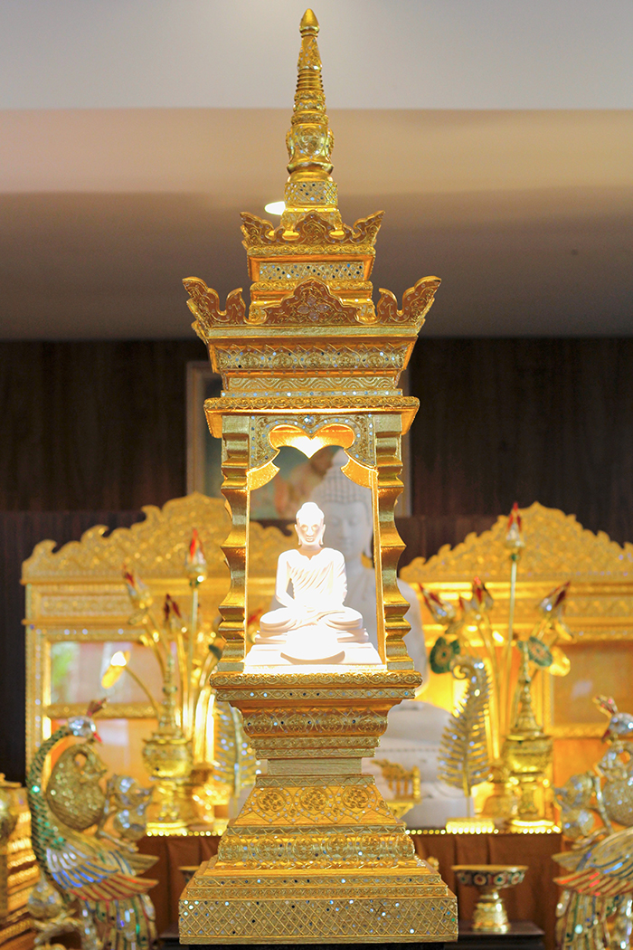 บุษบก ไม้สักลงรักปิดทอง สำหรับตกแต่งห้องพระ ราคา 35000 บาท บุษบก ไม้สักลงรักปิดทอง สำหรับตกแต่งห้องพระ ราคา 35000 บาท