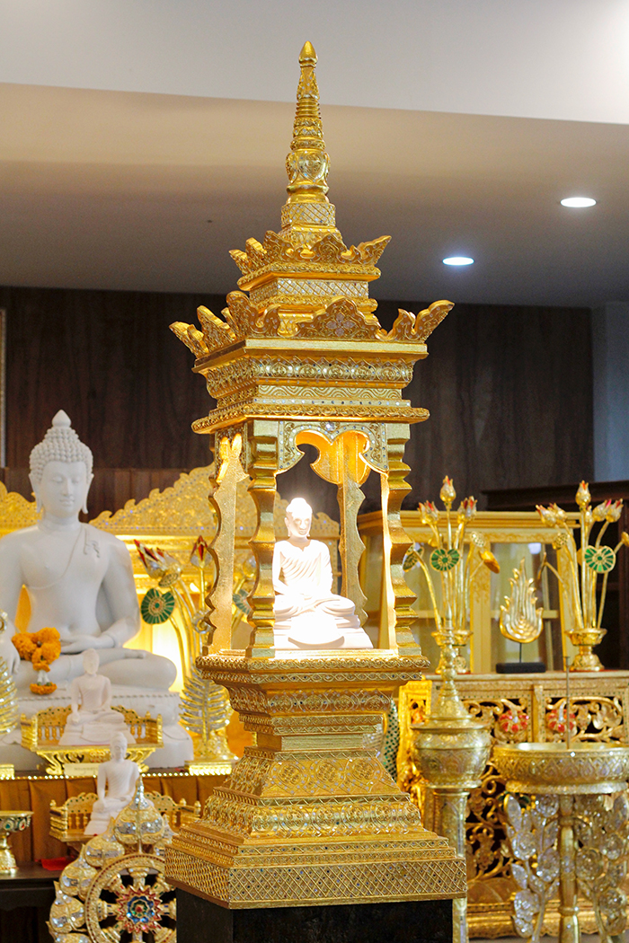 บุษบก ไม้สักลงรักปิดทอง สำหรับตกแต่งห้องพระ ราคา 35000 บาท บุษบก ไม้สักลงรักปิดทอง สำหรับตกแต่งห้องพระ ราคา 35000 บาท