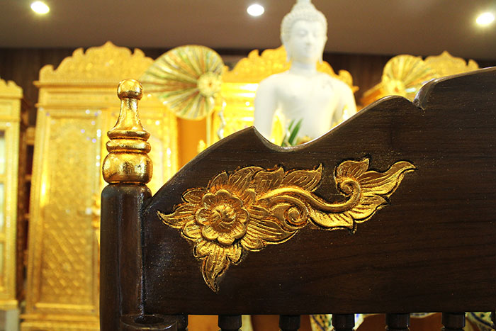 ธรรมาสน์ ไม้สักทั้งหลัง และสลักลายดอกไม้ ลงรักปิดทอง
งานหัตถกรรมฝือมือล้วน จากช่างผู้ชำนาญการในการ
จัดทำเฟอร์นิเจอร์ จัดส่งโดย ศูนย์ส่งพระไตรปิฎกทั่วไทย
ราคา 23,000 บาท
ยังไม่รวมค่าจัดส่งทั่วไทย 