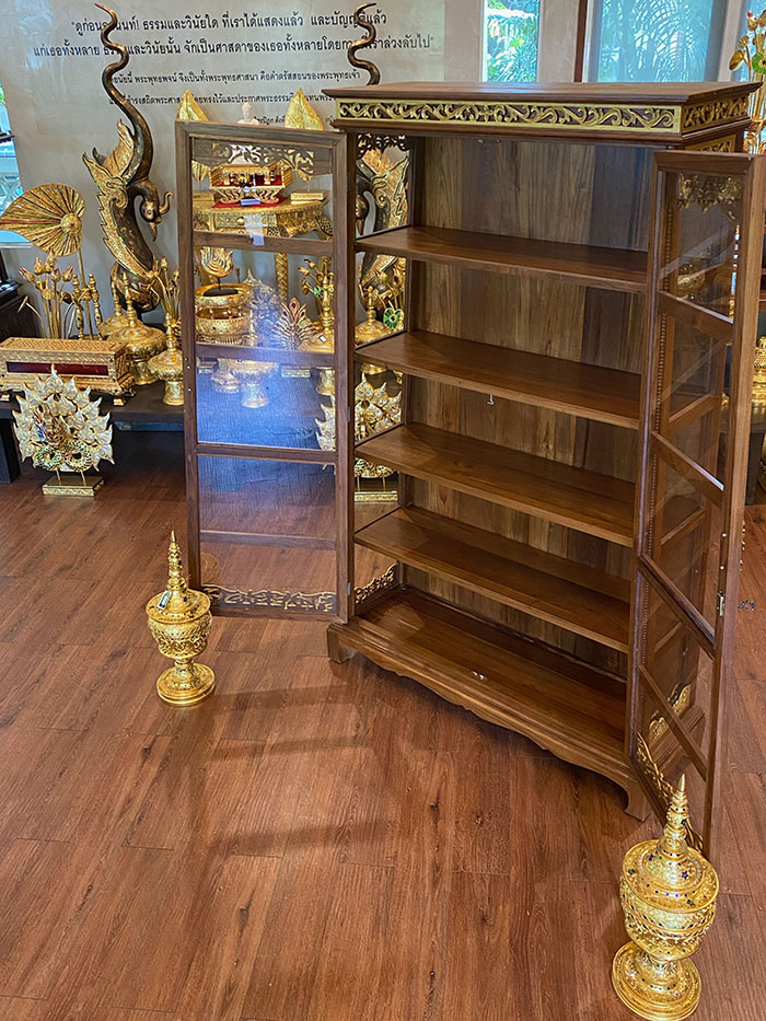 ตู้พระไตรปิกไม้สักทั้งหลัง สำหรับใส่พระไตรปิฎก 91 เล่ม ราคา18900 บาท