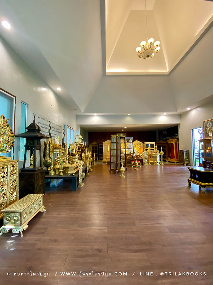 ตู้พระไตรปิกไม้สักทั้งหลัง สำหรับใส่พระไตรปิฎก 91 เล่ม ราคา18900 บาท