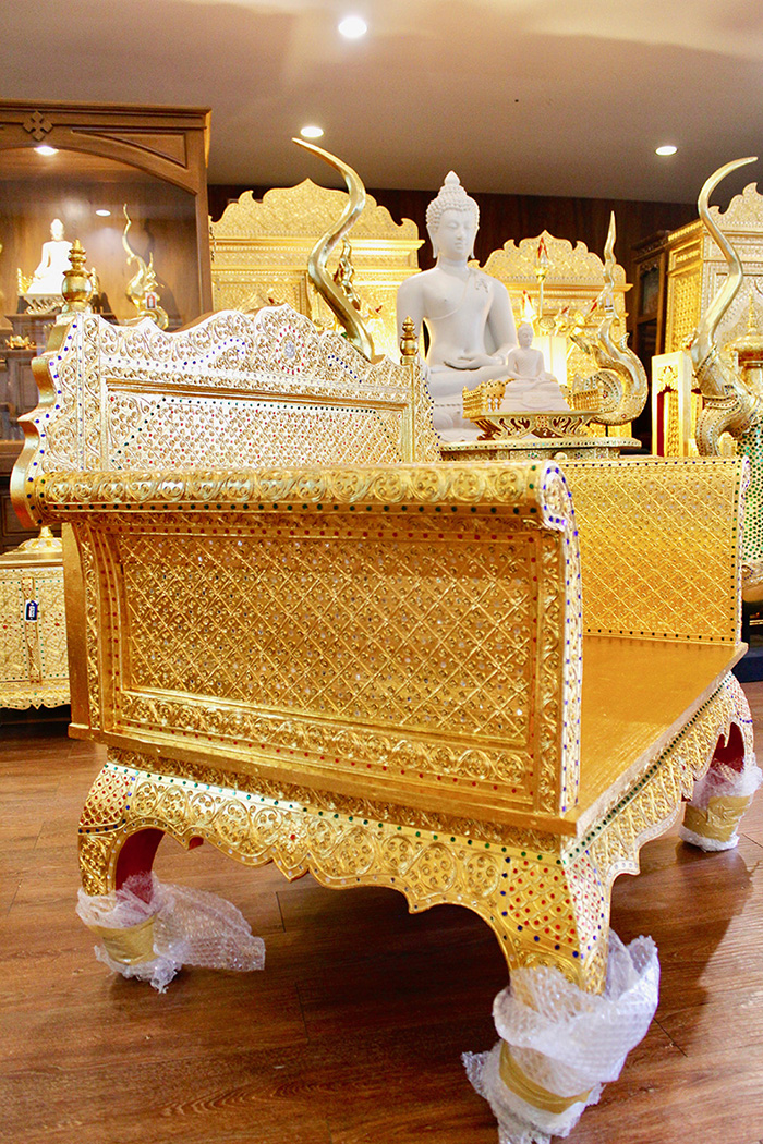 ธรรมาสน์ไม้สัก ลงรักปิดทอง ราคา 24000 บาท ธรรมาสน์ไม้สัก ลงรักปิดทอง ราคา 24000 บาท