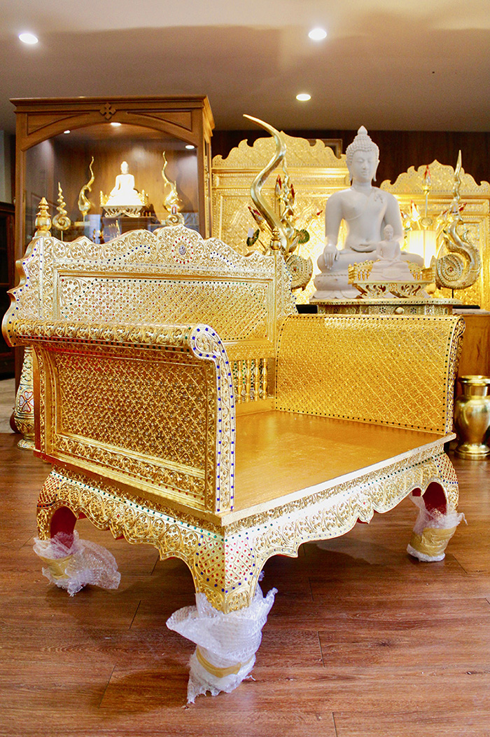 ธรรมาสน์ไม้สัก ลงรักปิดทอง ราคา 24000 บาท ธรรมาสน์ไม้สัก ลงรักปิดทอง ราคา 24000 บาท