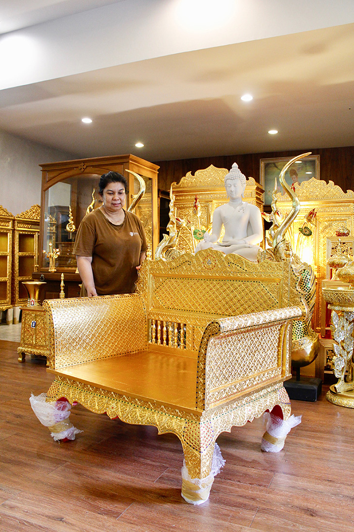 ธรรมาสน์ไม้สัก ลงรักปิดทอง ราคา 24000 บาท ธรรมาสน์ไม้สัก ลงรักปิดทอง ราคา 24000 บาท