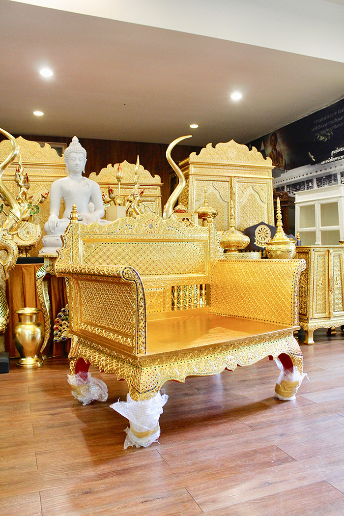 ธรรมาสน์ไม้สัก ลงรักปิดทอง ราคา 24000 บาท ธรรมาสน์ไม้สัก ลงรักปิดทอง ราคา 24000 บาท