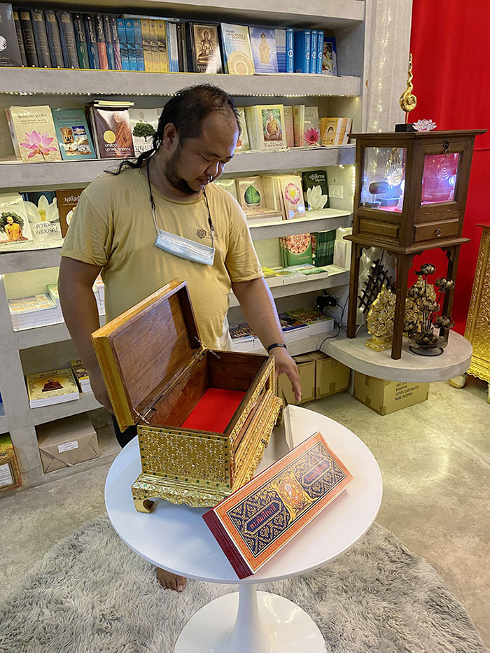 พระคัมภีร์บาลีปาฏิโมกข์ พร้อม หีบบรรจุ 
ไม้สักปิดทองแบบพิเศษสุด ทั้งชุด 5,700 บาท