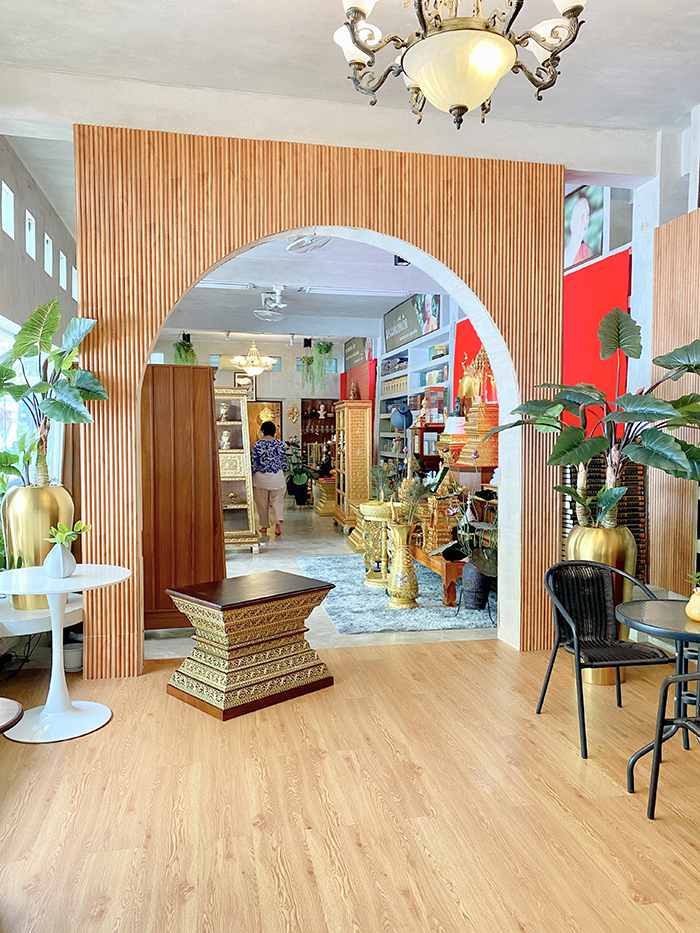 ฐานพระ แท่นพระไม้สัก-สีน้ำตาลเข้ม 12,500 บาท